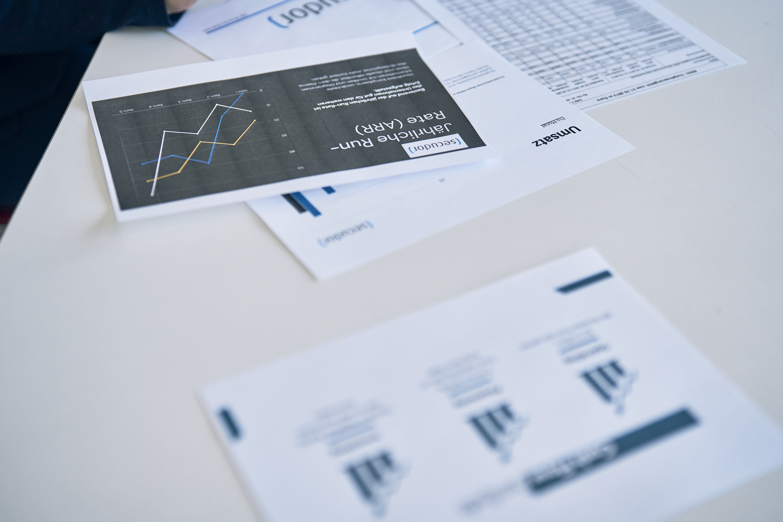Auswertung mit Diagramm und Unterlagen auf einem Besprechungstisch