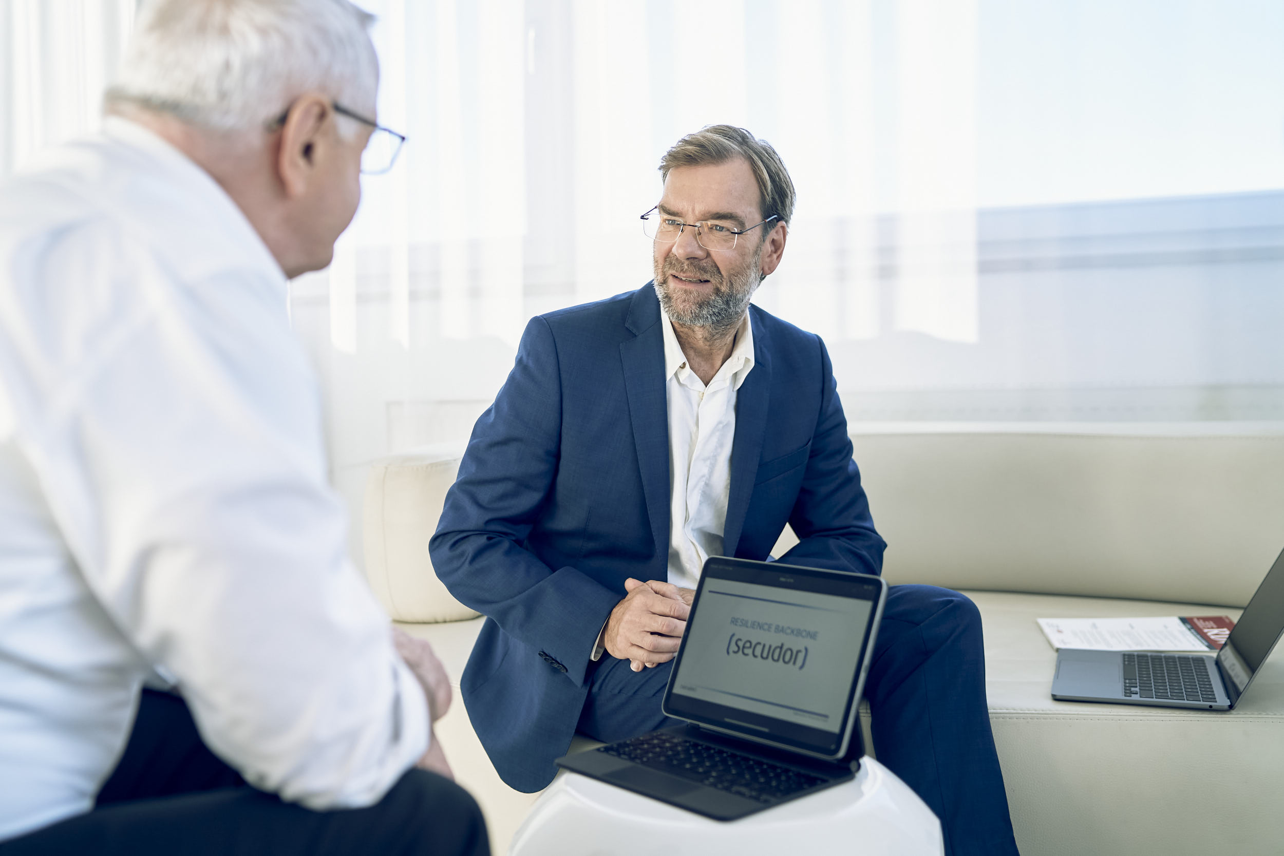 Beratungsgespräch zum Resilience Backbone mit Laptop