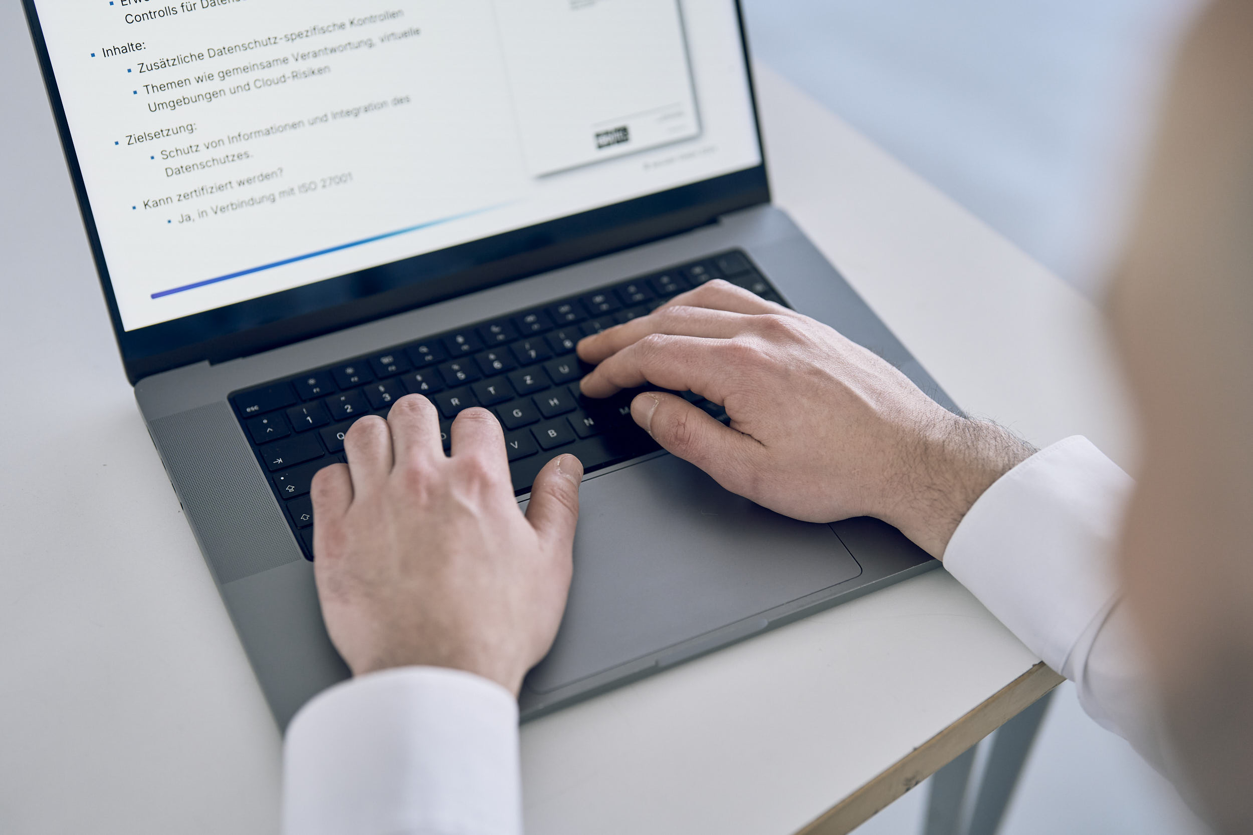 Bearbeitung einer Datenschutz-Checkliste am Laptop